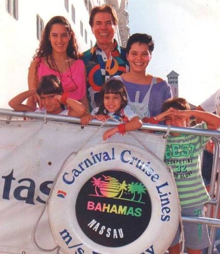 Tiago Abravanel de blusa listrada, a irmã mais velha e a mãe Cintia com Silvio Santos