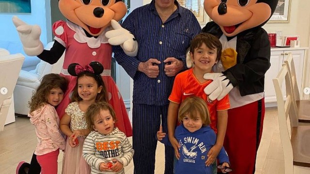 Silvio Santos com Iris Abravanel filhas e netos em sua casa em Orlando