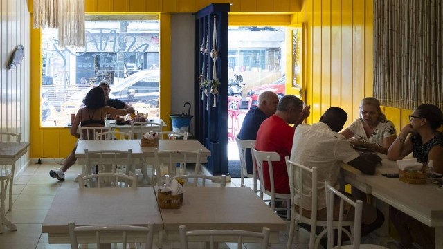 Restaurante no Leblon: setor de serviços cresce em 2021, após tombo no primeiro ano da pandemia
