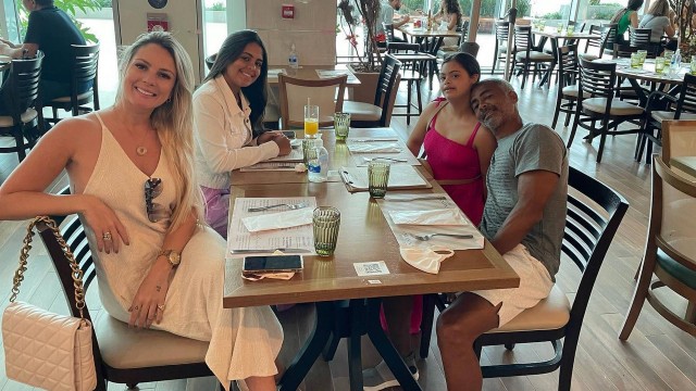 Romário em almoço com filhas e namorada