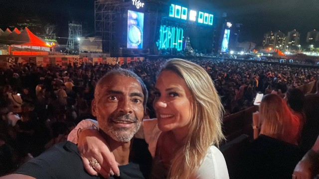 Romário e namorada curtem show juntos