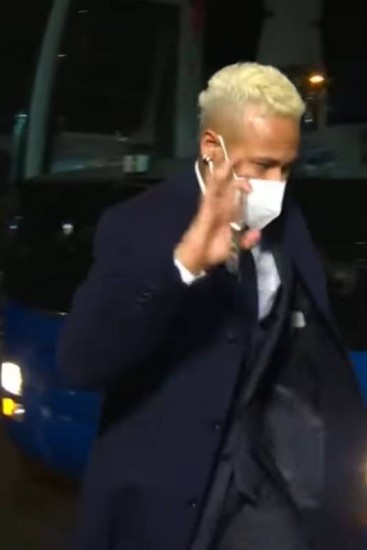 Neymar muda o visual e aparece com cabelo platinado