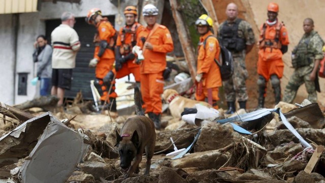 Bombeiros com cães farejadores continuam buscas por pessoas soterradas na Rua Tereza, em Petrópolis