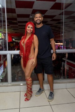 Viviane Araújo com o marido, Guilherme Militão, na quadra do Salgueiro