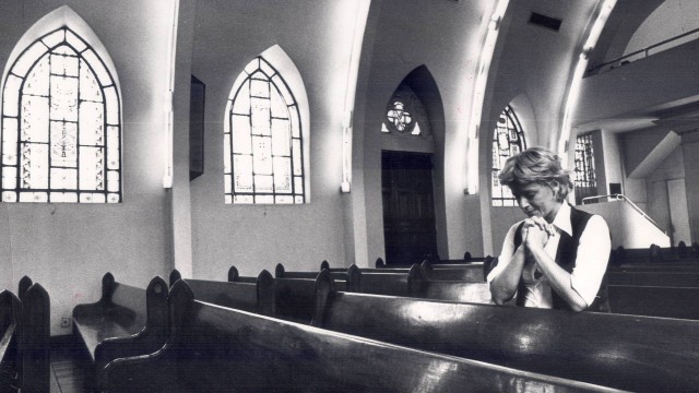 Darlene Glória em igreja, numa foto de 1974