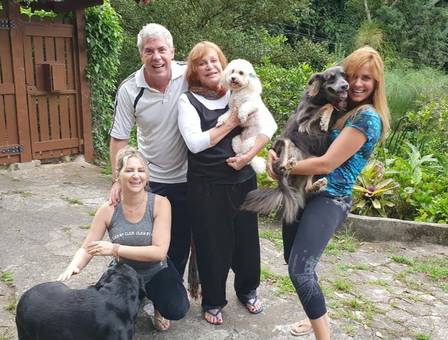 Darlene Glória com os filhos e seus cachorros em Teresópolis