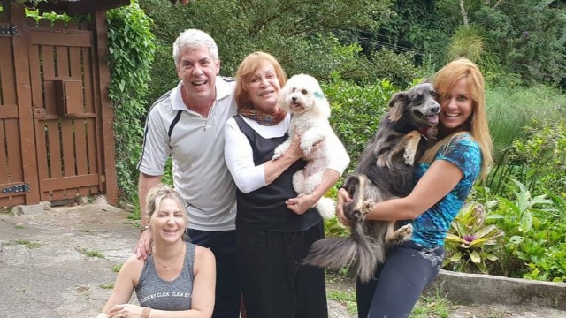 Darlene Glória com os filhos e seus cachorros em Teresópolis