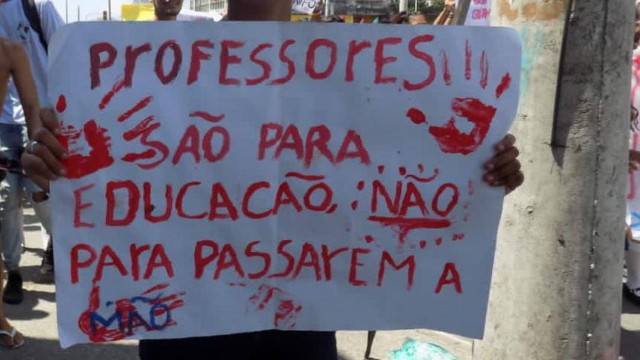 Alunas do Instituto Estadual Carmela Dutra protestam contra assédio