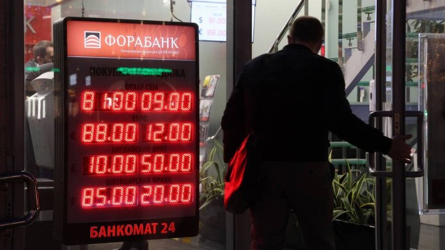 O rublo desabou após as sanções impostas pelo Ocidente