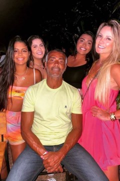Romário curte show de Ludmilla com nova namorada e as filhas