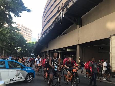 Entregadores do iFood fazem paralisação na Tijuca, na Zona Norte do Rio, nesta setxa-feira, dia 18