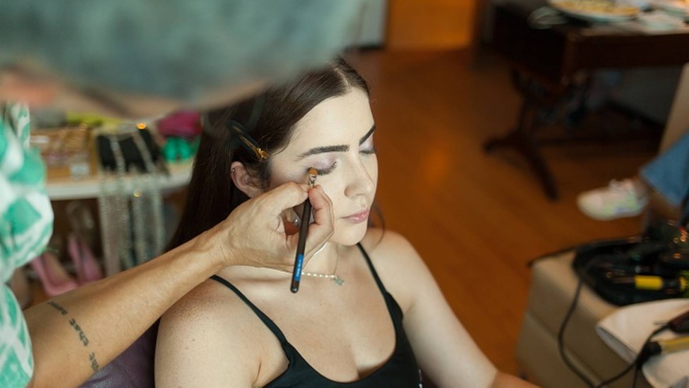 Jade sendo maquiada para a sessão de fotos da Canal Extra