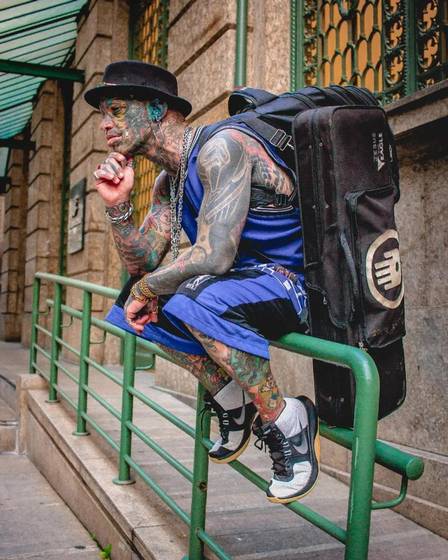 Marcelo 'BBoy' chama atenção pela marca inusitada de 1.500 tatuagens em 96% do corpo, incluindo a gengiva e os globos oculares