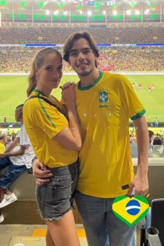 Filho de Faustão, João Guilherme Silva assista ao jogo do Brasil com a namorada