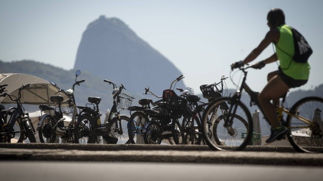Tráfego intenso. O passeio pela ciclovia na orla de Copacabana: prefeitura deu início a projeto para reformar as pistas de toda a cidade até o fim deste ano, com um investimento de R$ 6 milhões