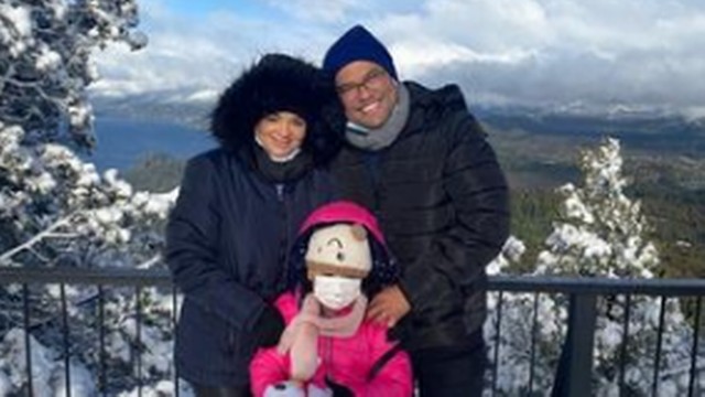Naly, Marcelo e a filha em estação de esqui