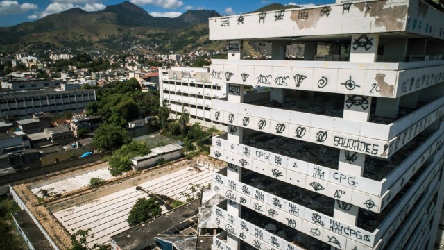 Campus da Gama Filho em Piedade está abandonado desde o fechamento da universidade, há oito anos
