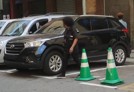 Carro sem placa estacionado em vaga oficial é de chefe de gabinete de Gabriel Monteiro