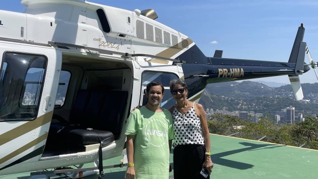 Lilian e Igor prestes a embarcar no helicóptero: voo de 15 minutos