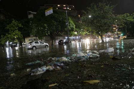 Com a chuva, lixo acumulado durante os dias de greve dos garis se esapalhou pelas ruas