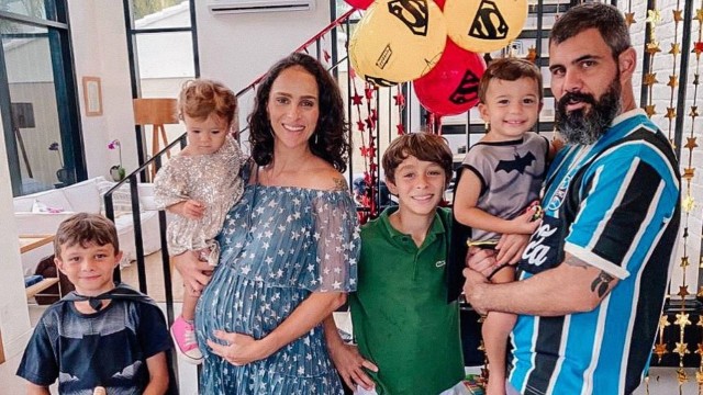 Juliano Cazarré com a mulher grávida e os quatro filhos do casal