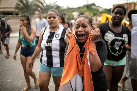 Durante protesto, Caroline Camargo da Silva, irmã de Cauã, segura a blusa que o jovem usava no momento em que foi morto com um tiro
