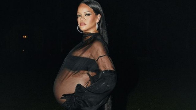 Rihanna, grávida, aparece de lingerie ao participar do desfile da Dior na Paris Fashion Week