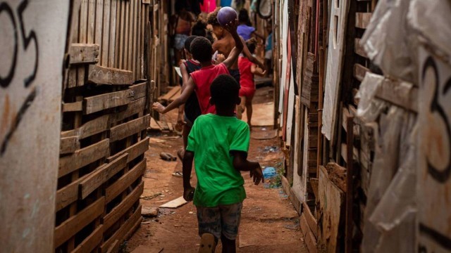 Crianças circulam em favela de Santa Cruz, na Zona Norte do Rio