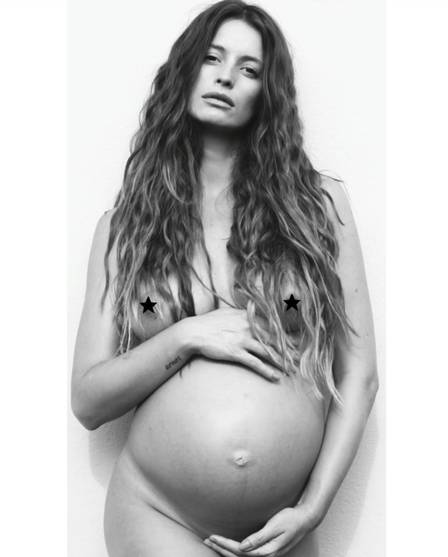 A modelo Flavia Lucini posa grávida