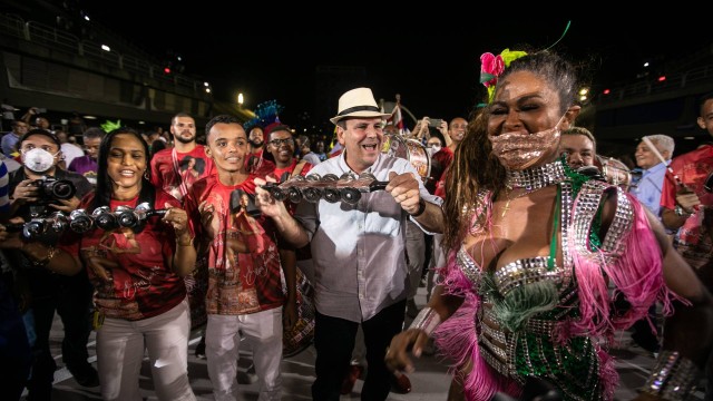 Prefeito recebe integrantes das escolas de samba do Grupo Especial para testes da pista e da iluminação do Sambódromo: carnaval de rua, no entanto, segue sem autorização