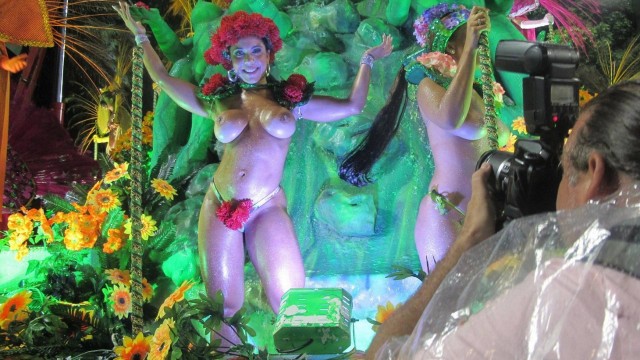 Mulher Melão em 2008, no desfile do Império Serrano, quando foi descoberta: seios á mostra em banho na Avenida