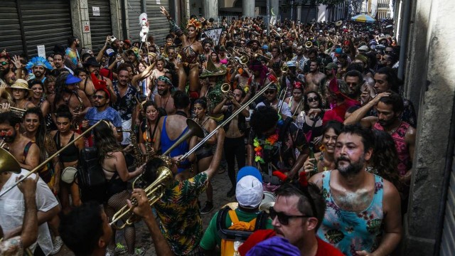 Foliões se divertem num bloco pelas ruas do Centro