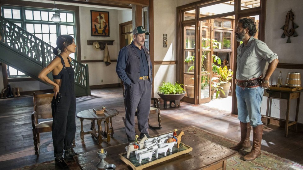 José Leôncio (Marcos Palmeira) recebe Tenório (Murilo Benício) e Guta (Julia Dalavia) em sua casa