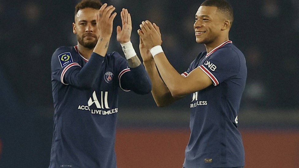 Neymar e Mbappé comemoram o título francês do PSG