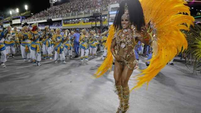 Mayara Lima segurando o tapa-sexo durante o desfile da Paraíso da Tuiuti