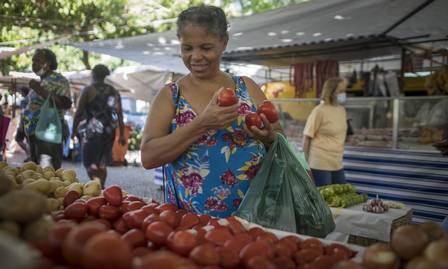 Secilma Souza compra tomates na feira da Praça General Osório, em Ipanema: preço alto pesa no bolso