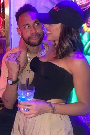 Neymar e namorada Bruna Biancardi usam alianças iguais