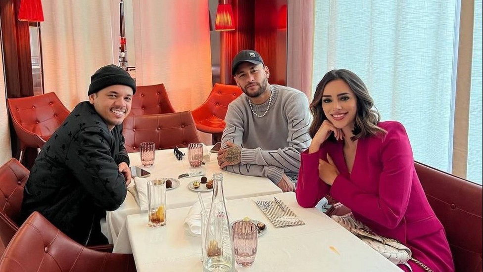 Neymar e Bruna almoçam em Paris com 'parça' do jogador