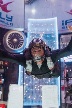 Fernando Fernandes treina em simulador para ser paraquedista