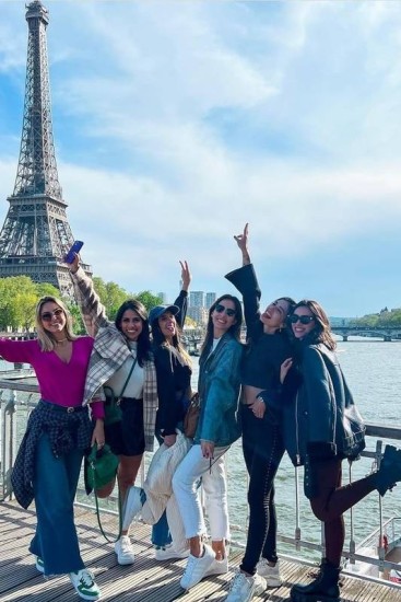 Neymar levou família e amigas de Bruna Biancardi para Paris