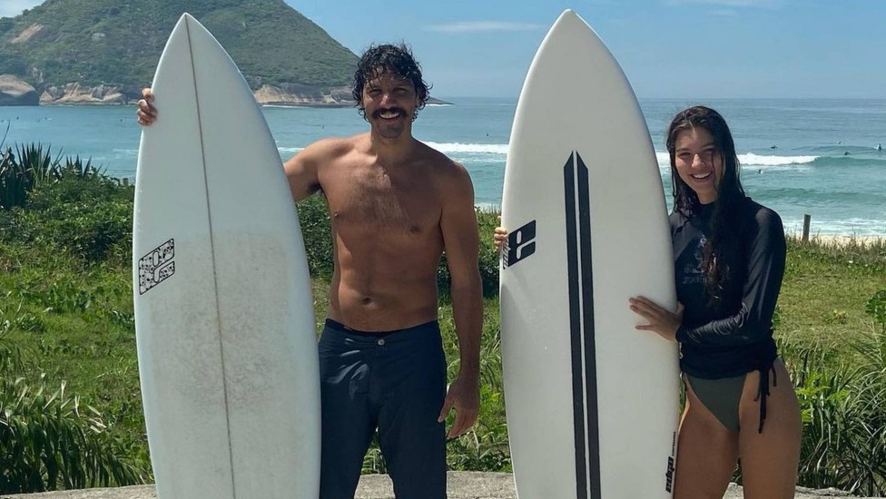 Guito e Alanis Guillen, a Juma Marruá, em dia de surfe