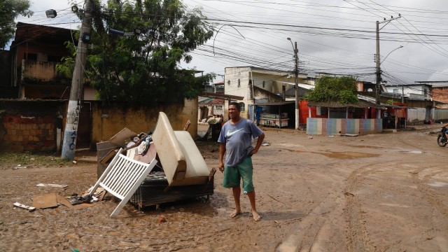 Em Vila São Luís, Nova Iguaçu, lama e móveis perdidos após temporal do dia 1º de abril de 2022