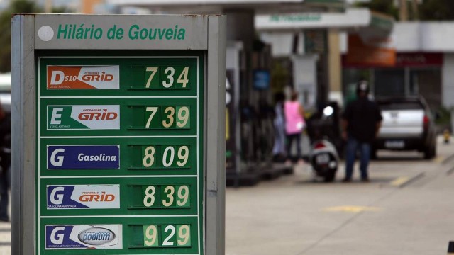 Posto de gasolina em Copacabana, na Zona Sul do Rio, já exibe preços de combustíveis com duas casas decimais. Maioria dos revendedores já fez a mudança determinada pela ANP, que passa a ser obrigatória a partir de sábado