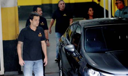 Dentro do carro, o delegado Marcos Cipriano, na Corregedoria da chefia de Polícia