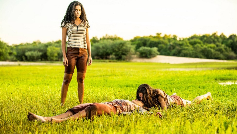 "Pantanal": Muda (Bella Campos) diante da morte de Maria Marruá (Juliana Paes), ao lado de Juma (Alanis Guillen)