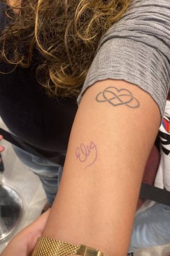 Eliezer, do 'BBB 22', autografa braço de fã para tatuagem
