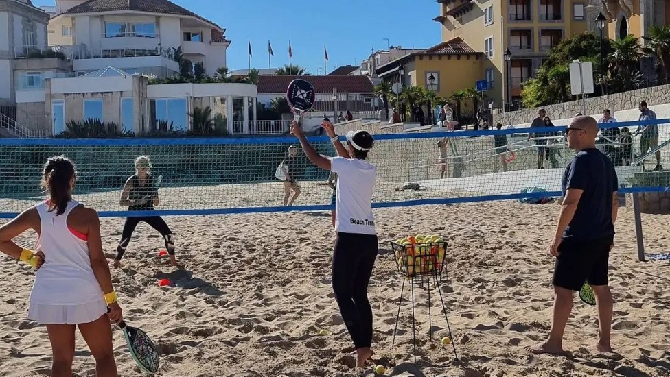 Ida é professora de beach tennis em Portugal