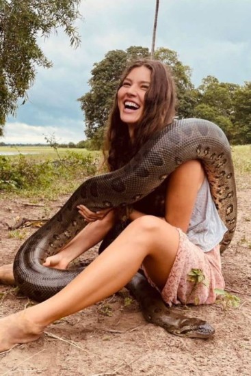Atriz Alanis Guillen com a cobra que aparece em cenas de "Pantanal"