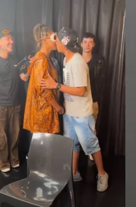 Ex-BBB Jessi beija quatro rapazes em gravação