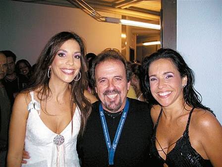 Marco Mazzola posa com Ivete Sangalo e Daniela Mercury, em 2005